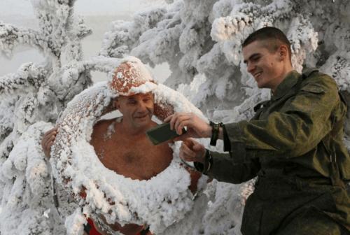 孩子们和冬季游泳者