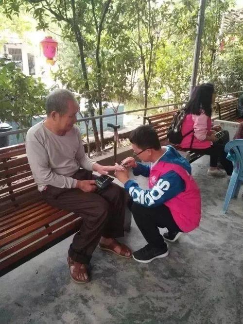 雷锋就在我旁边写了400个字