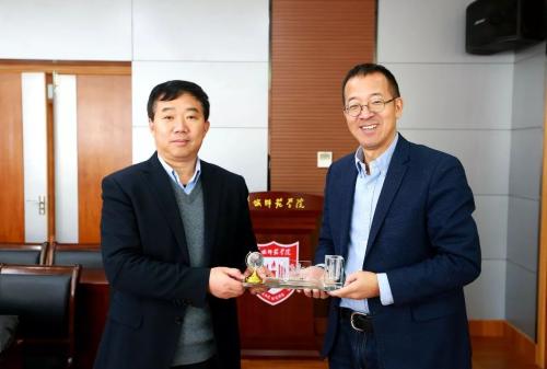 新东方：俞敏洪从前台走到幕后