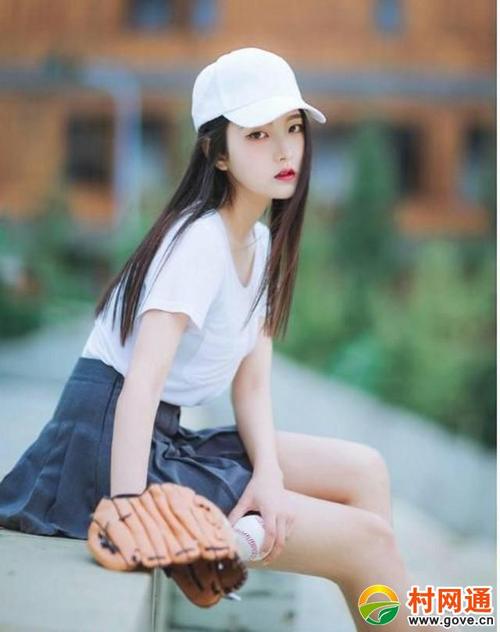 这个女孩为自己撑一把伞