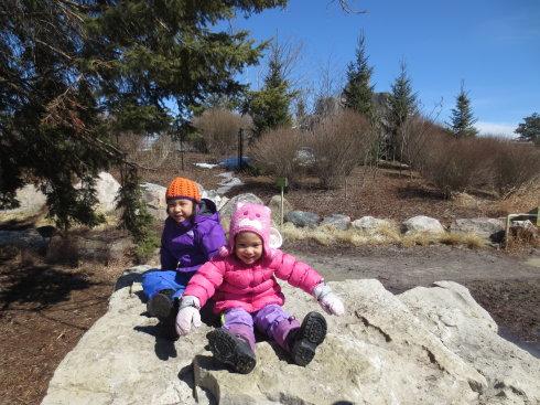 三个孩子看完书后探索北极