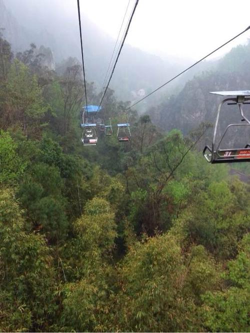 年轻时，爬更多的山峰和山脊，吸收更多的阳光