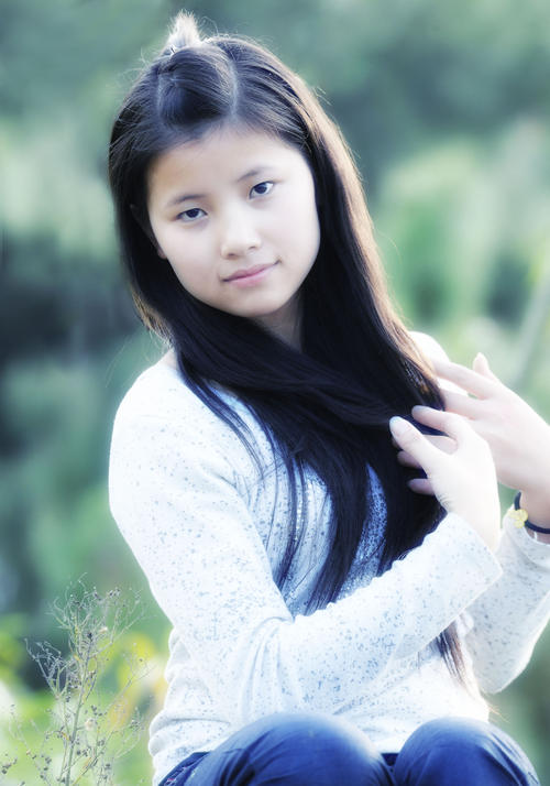 一个12岁的女孩用弱小的肩膀抱住了四个大学生的兄弟（2）