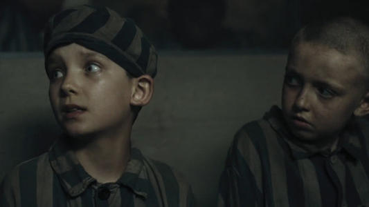 穿条纹睡衣的男孩照顾