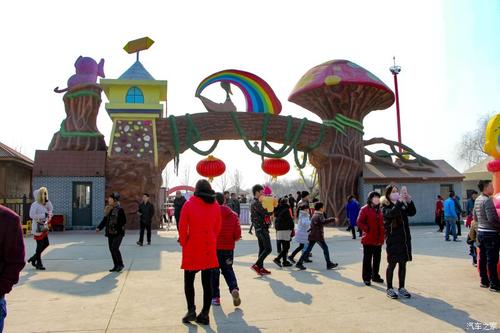 在游乐园玩的构图