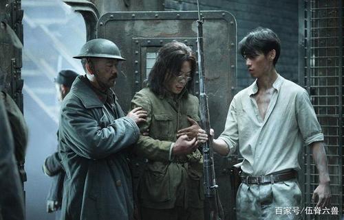 通过人们的冷眼