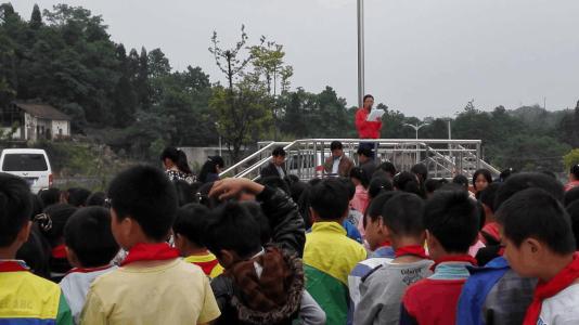 小学生在旗帜下说话