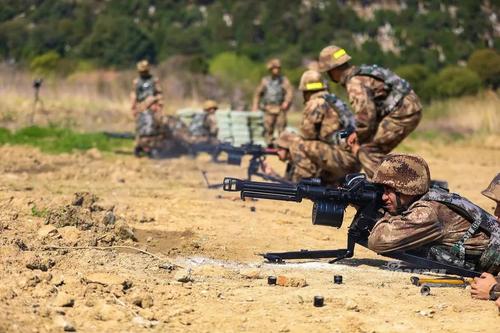 看完蓝天下的桌子