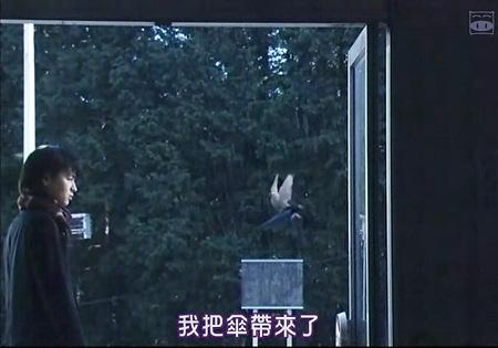 陌生人在雨中送雨伞