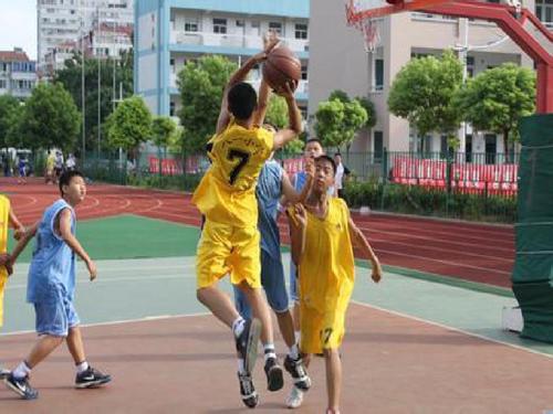 精彩的篮球比赛构图