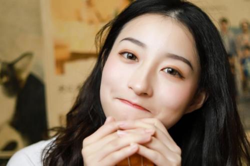 用什么句子形容女人快乐？用来形容女人开心时的句子