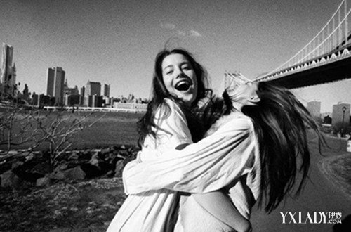 快乐的女友在一起聚会