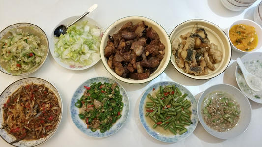 与吃晚饭的朋友聊天