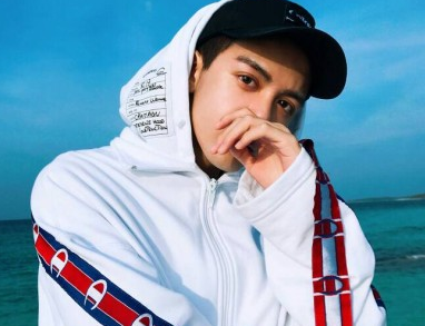 男性悲伤的朋友圈