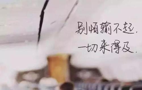 男孩给朋友们发送有吸引力的句子