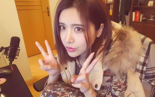 直播室中的歌迷与游客互动