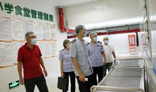 描写学校食堂的场景