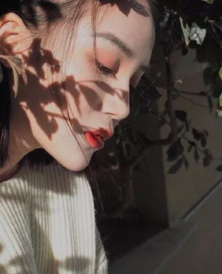 女孩虐待心脏谈论心情