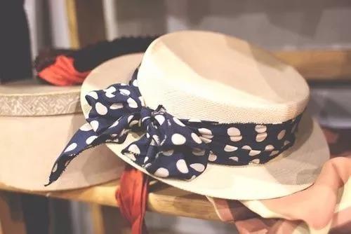 感到沮丧和无助，向Moments 1发送简短句子