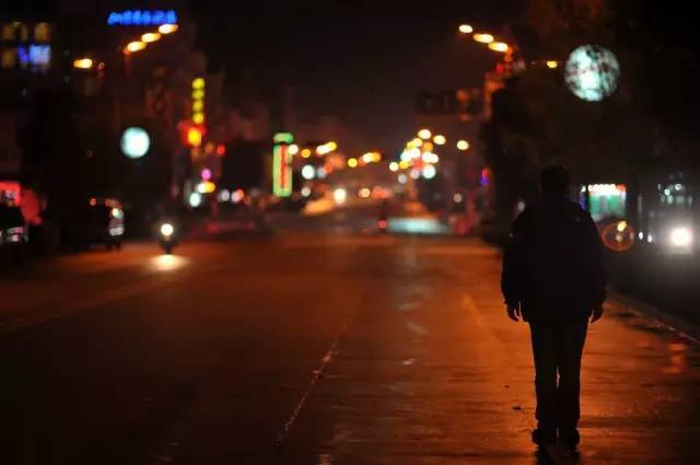 谈论深夜下班后的疲倦