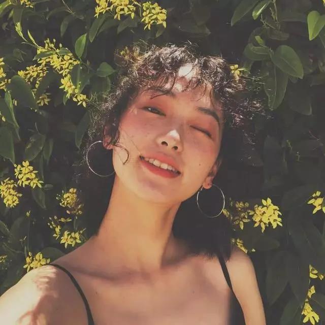 女孩低调的自画像文字