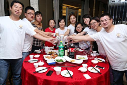 与好伙伴共进晚餐的句子