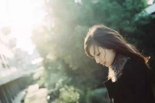 爱悲伤的诗在我心中受伤