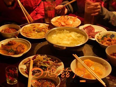 一起谈论晚餐和晚餐