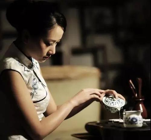 女人品尝茶的优雅句子