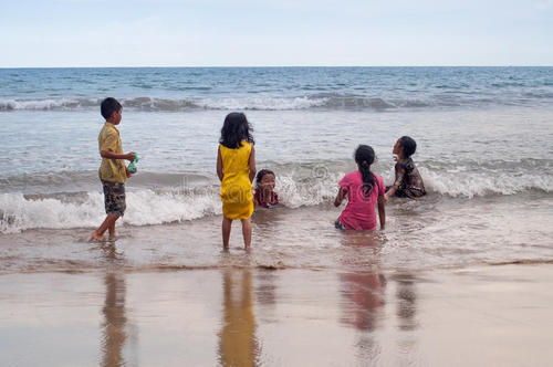 海水中玩耍的孩子的句子2