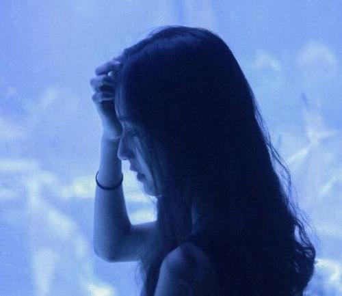 女人谈论关于男人心痛的句子的感受