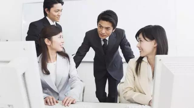 讽刺领袖的讨人喜欢的小人句子