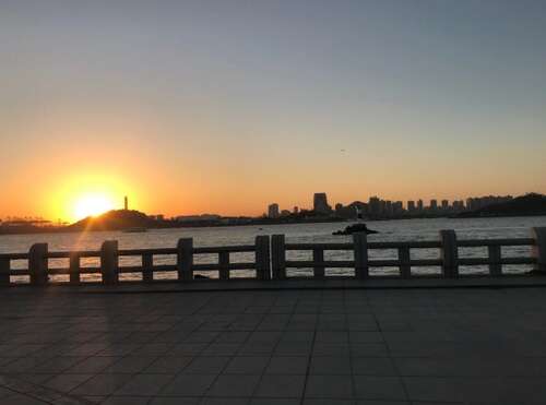 简短的句子描述快乐和满足