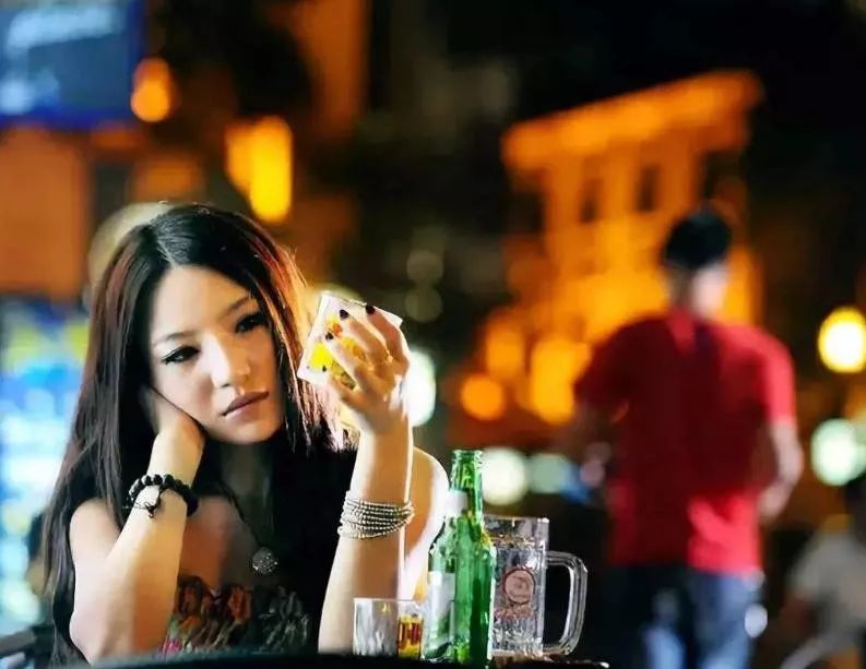 女人喝悲伤的句子2