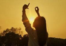 丈夫称赞妻子的性情更好1