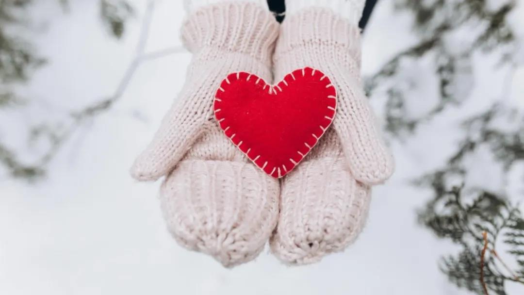 我对你的想法就像隐藏在深螺丝中。似乎空虚，但它含有整个海洋，只要耳朵正在倾听，它将来自各个方向。