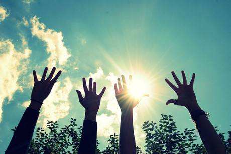 这两种情况是悲剧，但粉碎的友谊是如此珍贵。它实际上是由我们粉碎的，这几乎是人类良知的致命情况。