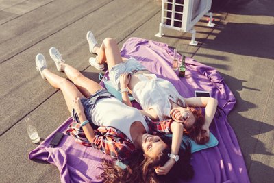 15.在公共汽车上握手，制作袖子三年。