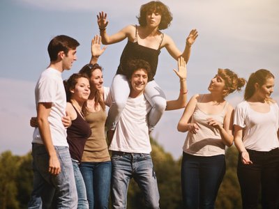 描述句子1句子1