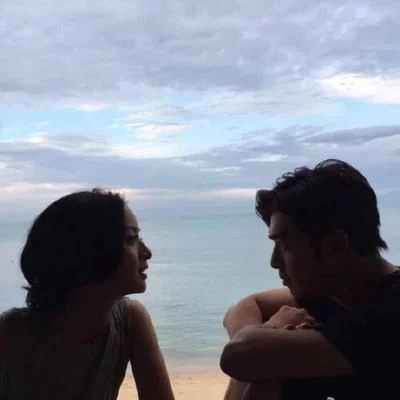 我会来找你，无边无际的世界躺在你的枕头上。在这个时候，你可以用一堆阳光来渗透你，只看你，你会消失，在你的眼睛里，它是闪烁的恋人的泪水！