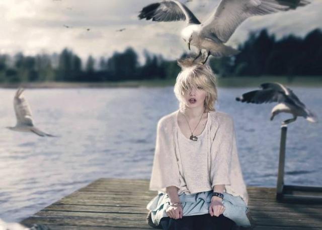 15.当海浪的秋雨逐渐下降时，我发现浪漫的秋天已经悄悄地走了，这一刻很可能会忘记，唯一不能被遗忘的是酷，请加衣服。