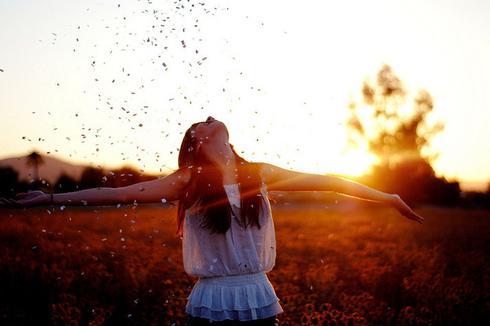 15.当爱情来时，当然是幸福。然而，这种幸福是付钱，还要学会接受失望，痛苦和离开。从那以后，我的生活并不纯粹。