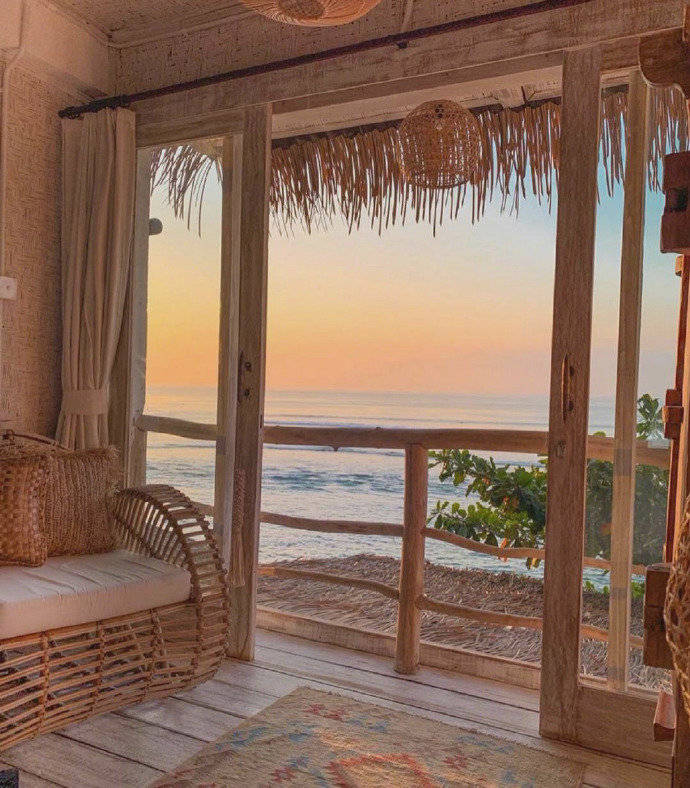 14，这是一个阴沉的夜晚，她的同学令人兴奋地出现“鬼魂”，但她已经是一个灵魂。她渴望依靠同一个阴郁的树林。当然，她的朋友 - 知道世界，让她肩负着她的肩膀，原始的阴沉木材仍然很冷。但是因为这种温暖的肩膀不再寒冷，多年来，生活总是把她的手拉到她的恐惧中，擦拭她的眼泪，并支持她。她的夜晚的道路也是由于这种光而不再沉闷。