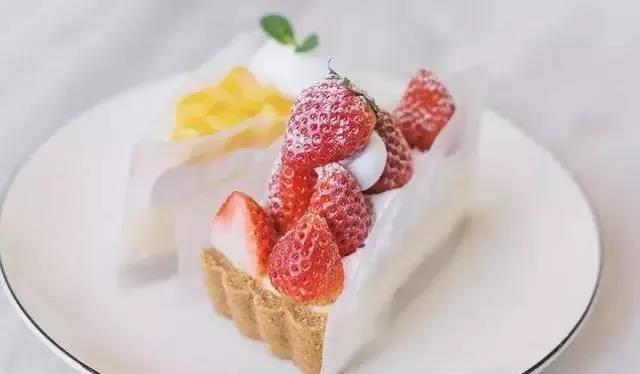 85,送你一个爱情蛋糕:底部是一生,中间是无限的,充满了丰富和吉祥,顶部是幸福的,加上幸福永远,祝你生日快乐!生日快乐!生日快乐!