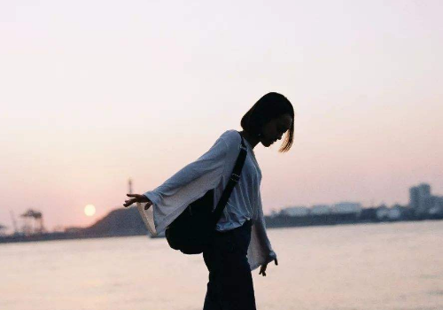 15.我愿意沉默，在每次下雨和孤独的旅程中哭泣，我不想告诉你这种心情。