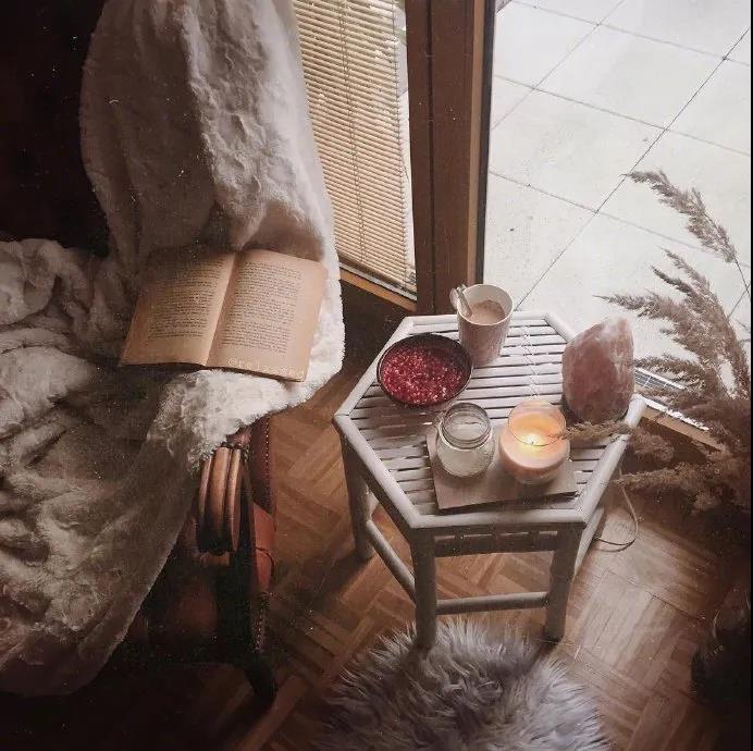 15.女孩必须始终学会享受孤独，所以慢慢地将不会受到外部世界的诱惑和干扰。