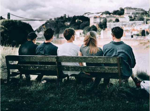 增长和友谊的审美判决