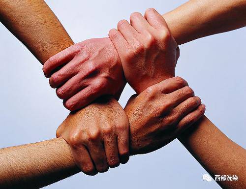 23，有人问我，什么是团队，我会告诉你现在，我正在工作，军方的工作是由集团的名义写的，这是团队;犯错，集体责任，这是团队;实现任务，没有条件帮助您覆盖，这是团队;在战场上，只要你需要用你的身体射击你拍的子弹，这就是团队！