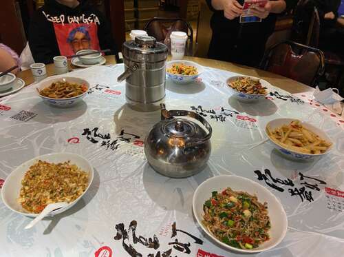 我看到我母亲只是做了一个好的红肉。宝宝跑过并爬上椅子。我用他的小手刚刚玩沙子。我把它放在嘴里,我对母亲说。 :“我美味!”妈妈很高兴帮助他的小手擦拭干净,婴儿走了起来,小嘴巴和小手是油。