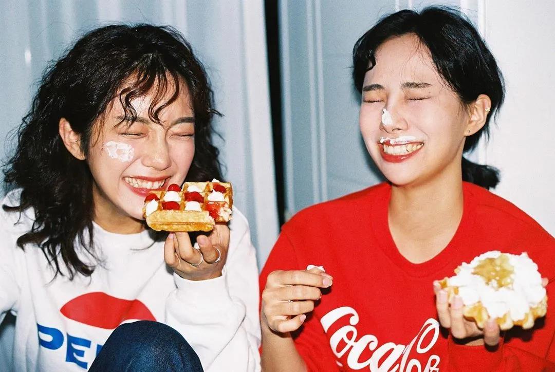 24.最好的友谊只是：我从来没有羡慕你有多少英俊的男朋友，我只有陌生的男人，我可以在不吹你的情况下把你带走。 - 闺蜜